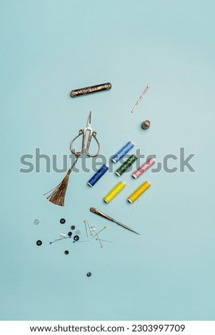 Set of tools to make sewing arrangements with spools of thread, needles and thimbles