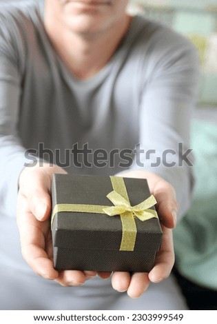 Photographing the joy of giving gifts on anniversaries with the concept of a gift box
