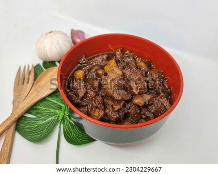 This is Chinese food made from pork knuckles. Cooked with five Chinese special spices (wǔ xiāng fěn), namely star anise, sichuan pepper, cinnamon, cloves and fennel seeds