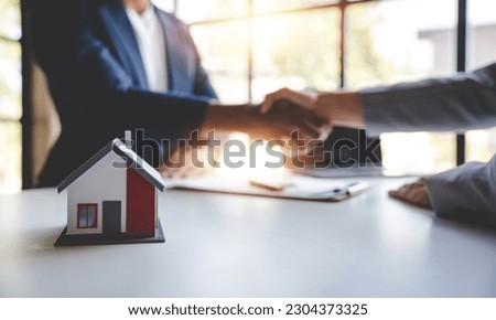 real estate agent Delivering sample homes to customers, mortgage loan contracts. Make a contract for hire purchase and sale of a house. and home insurance contracts, home mortgage loan concepts