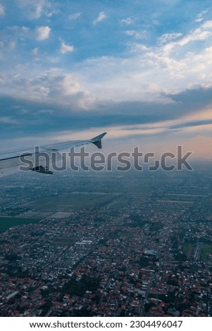 A beautiful view of the settlements of Surabaya City can be seen from the airplane window. The buildings sprawling below provide a stunning perspective, reflecting the life and diversity of this city.
