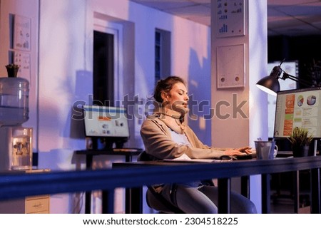 Businesswoman wearing cervical neck collar in startup office, analyzing financial growth report. Injured executive manager analyzing marketing statistics typing company strategy late at night