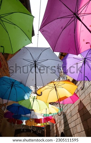 Pictures of umbrellas in many colors used to decorate and decorate the coffee shop. For beauty and a photo point for customers and tourists.