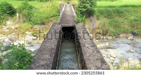 an aqueduct that is also used as a bridge, built since the colonial period