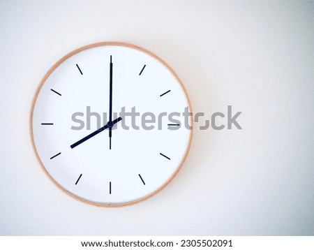 Minimal clock showing time 8:00 O’clock Royalty-Free Stock Photo #2305502091