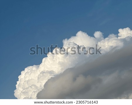 Take pictures of blue sky and thick white clouds