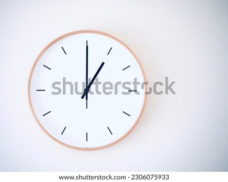Minimail Clock showing time 1.00 O’clock