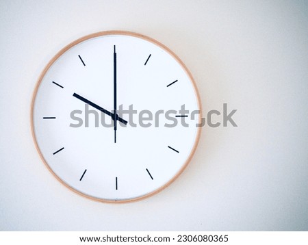 Minimail Clock showing time 10.00 O’clock