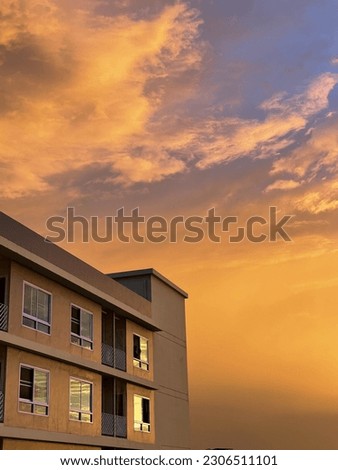 picture at sunset that the light hits the building