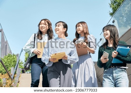  young women looking up at the sky                             
