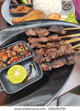 a picture of a typical Indonesian delicacy called satay