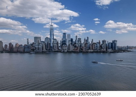 A boat in the water with the manhattan skyline in the background