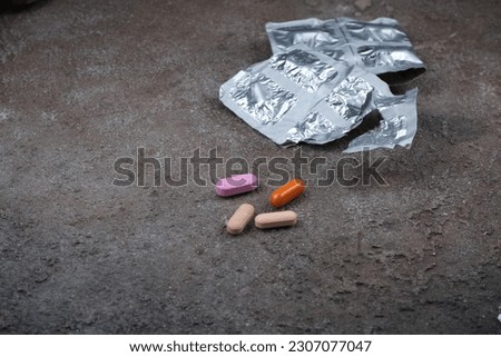 Medicines and vitamins in the form of tablets, caplets and capsules
