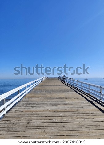 photo  Bridge over the sea at paradise cove beach, California, USA 