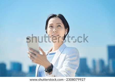 woman holding a smartphone outdoors