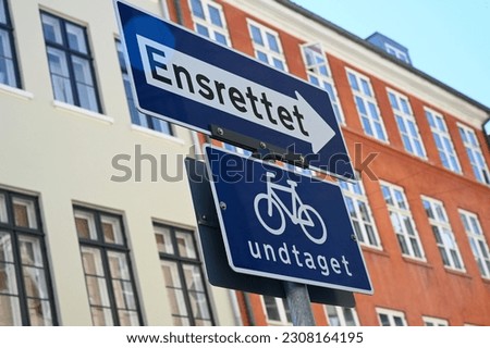 One way signs except for bicycles written in Danish 