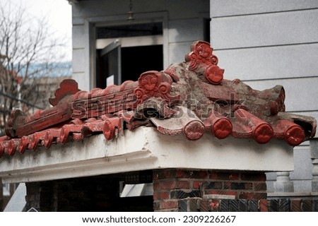   the roof decoration of the main gate of an ordinary family house                             