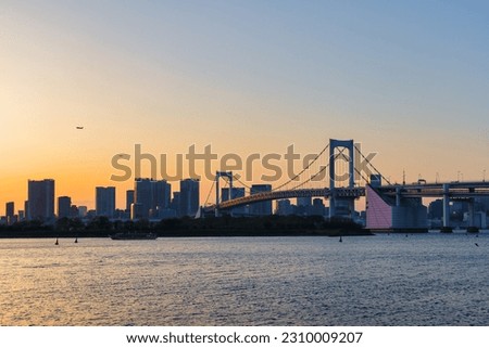 picture of the Rainbow Bridge in Tokyo, Japan, at sunset