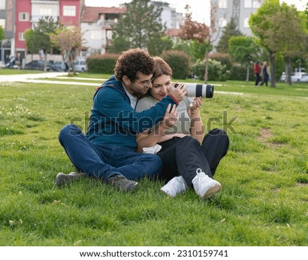 With the arrival of spring, the harbinger of summer, the young couple throwing themselves outside is having fun taking pictures