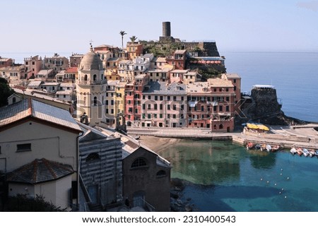The bright colors of Vernazza's houses are reflected in the calm waters of its port, transforming this picturesque coastal village into a living picture.