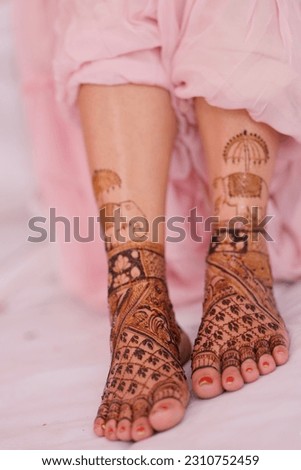 Popular heena designs for leg or leg painted with mehandi.