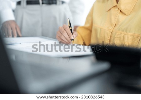 Salesmen are letting the male customers sign the sales contract, Asian women and couple are doing business in the office, Business concept and contract signing