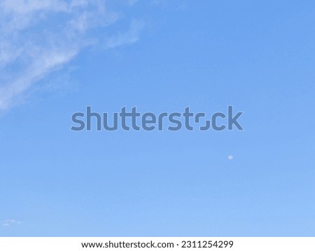 Pictures of the blue sky in the evening and the appearance of the moon in the still light hours