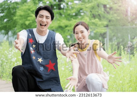 The image of a Japanese male and female childcare worker with a green background, with copy space on the right, is easy to use for recruiting childcare workers and fits perfectly with the key visual.