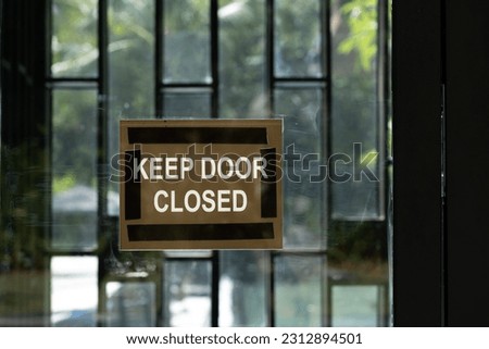 Notice: keep door closed signage.