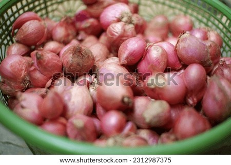 Market Fresh: Close-Up Shot Highlighting the Lively Hue and Layers of Red Onions in a Basket