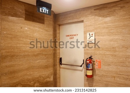 This is a Daruray door that I took a photo of at a hotel in Balikpapan, Indonesia. A fire extinguisher is also visible next to it. I think this hotel meets safety standards for its visitors