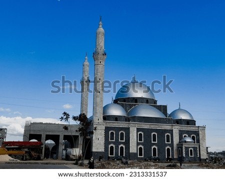 A picture of a mosque and sky