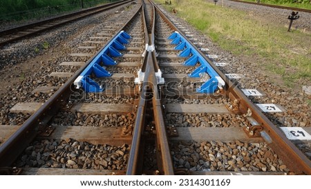 a railroad scissor cross, namely two rail lines crossing each other to form the letter X