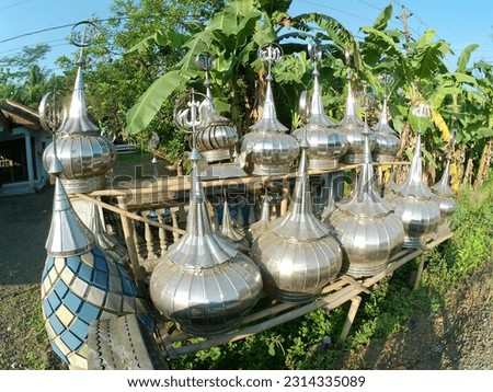 the products of the dome of the mosque with the inscription Allah made of aluminum with various models are marketed on the edge of the highway.