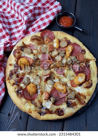 Best meat topping pizza. The list of the most popular meat toppings for pizza usually includes pepperoni, Italian sausage, Canadian bacon, ham, chicken, bacon, and ground beef. 