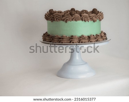 frosted icing elegant cake with funny lettering topping. Mother s day celebration cupcake. Humor in food concept. Family love. Royalty-Free Stock Photo #2316015377