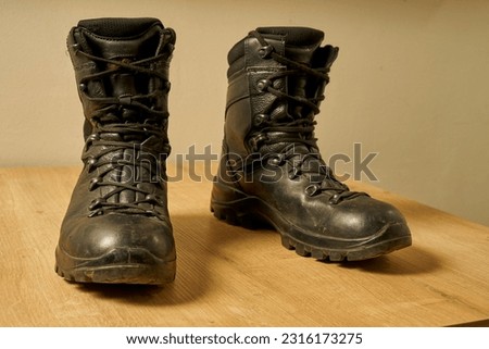  Used black leather military boots                              