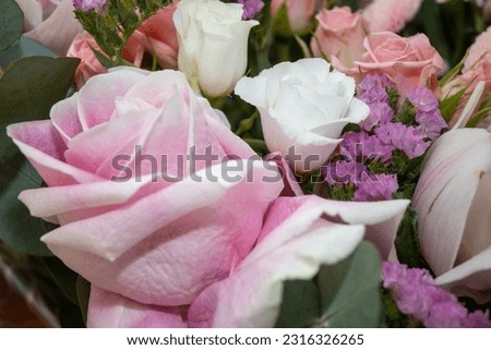 A picture of a bouquet of roses with pink roses