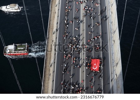 marathon runners at istanbul bridge