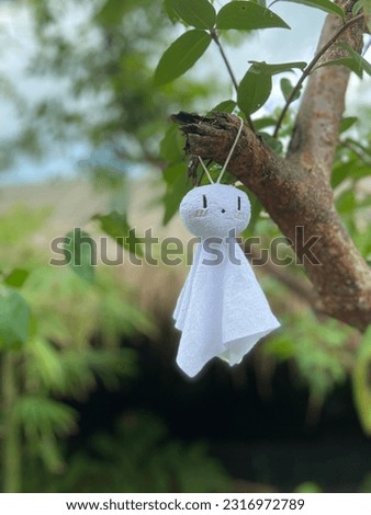 Rain-Repelling Dolls of Japan, hung on trees according to Japanese beliefs, are ancient Japanese amulets that provide a charming atmosphere.
