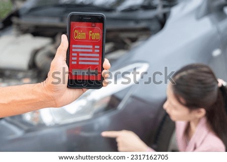 hand holding smartphone and view photo of car accident with inspector.