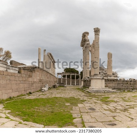 A picture of the Temple of Trajan at the Pergamon Ancient City.