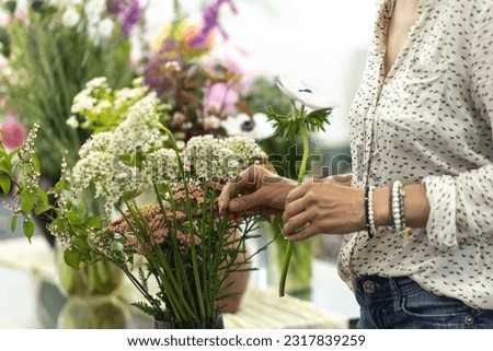 The process of creating a floral composition. Composition from kenzan. Floristic courses. Study of floristry. Rest and relaxation while creating bouquets from farm flowers.