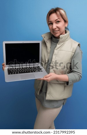 young blondie business woman with a laptop in her hands on a blue background