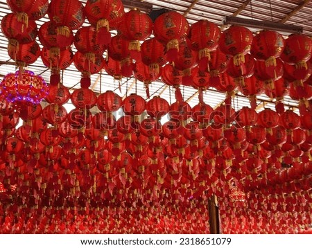 s̄iri mngkhl

Red lanterns in Thai temples, Thai people of Chinese descent. believed to enhance prosperity

