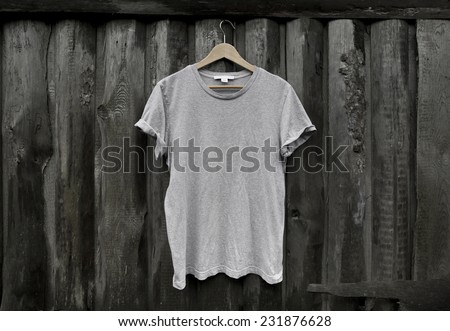 Photo gray blank t-shirt on dark wood wall