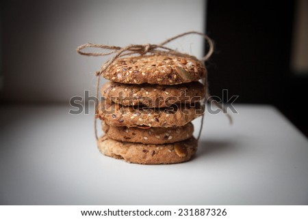 Cereal biscuits with the addition of sesame, peanuts, sunflower and amaranth.