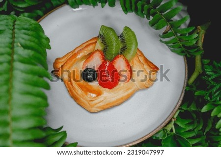 Dessert in The Forest, Pie with fruits
