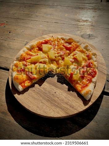 The pizza is called "Hawaiian Pizza" and it contains ham, pineapple, and cheese. Jao ka.