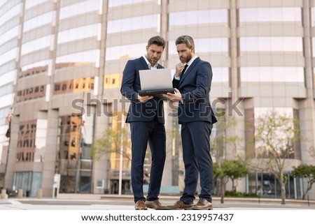 thinking businessmen trading online with laptop. photo of businessmen trading online.